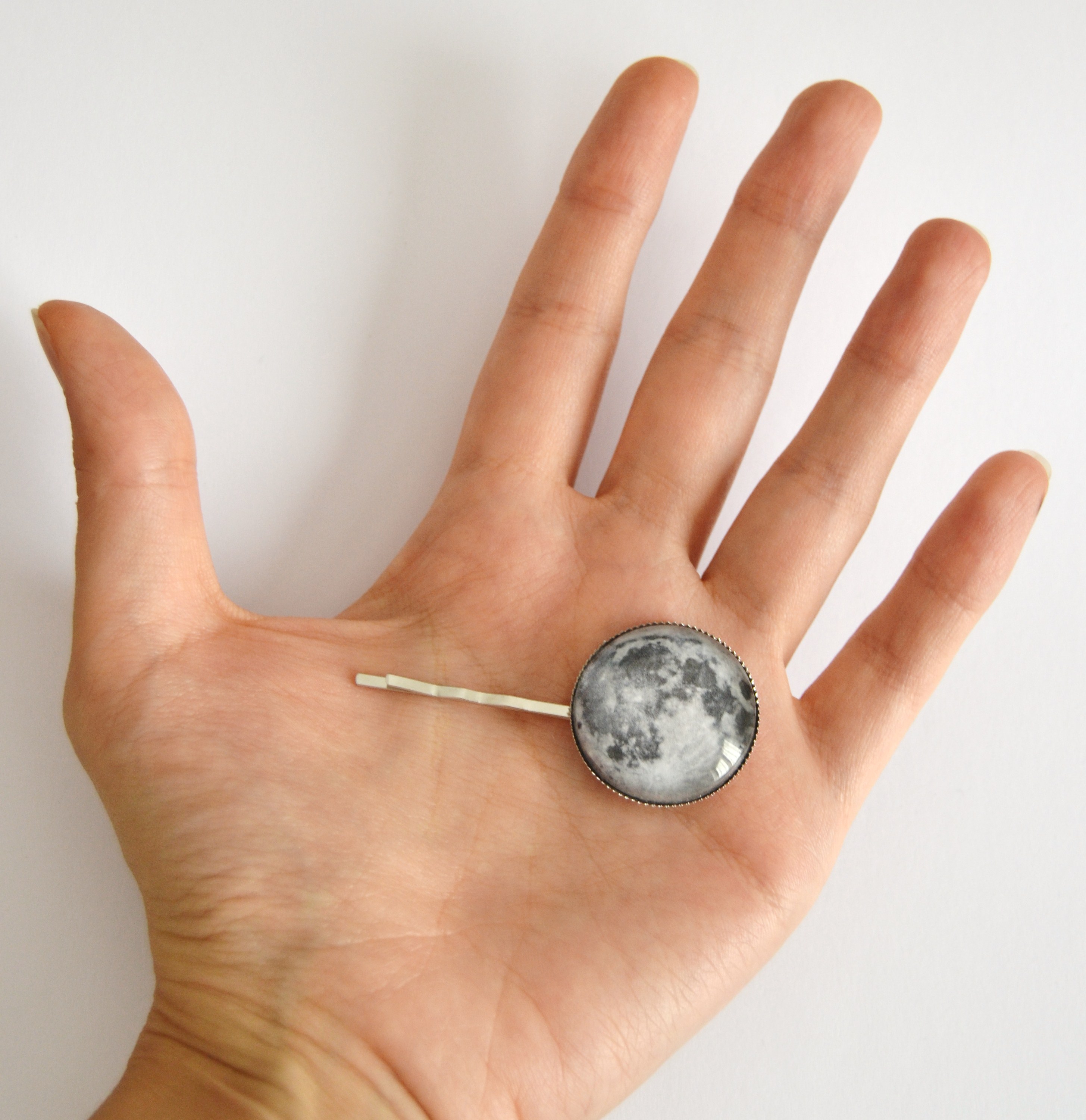 moon-round-bobby-pin-with-glass-dome-on-luulla